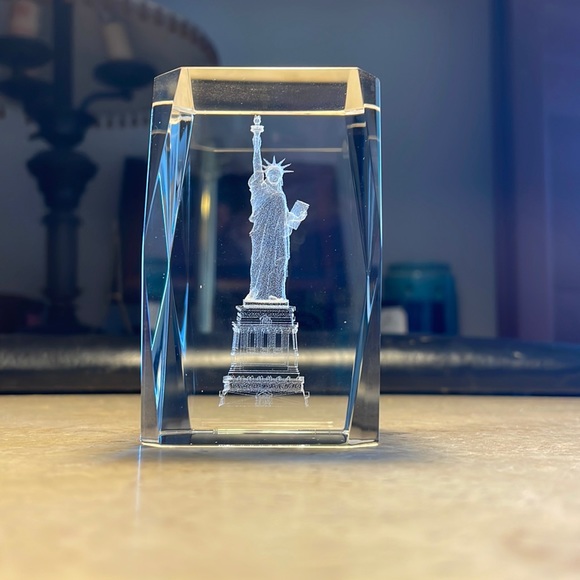 Crystal statue of liberty paperweight - Picture 4 of 11